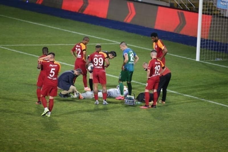 <p><b>URUGUAY'DA GNDEM MUSLERA </b></p><p>aykur Rizespor - Galatasaray manda sa ayak tibia ve fibula kemiklerinde krk tespit edilen Fernando Muslera'nn sakatl lkesi Uruguay'da da geni yer bulmutu.</p>