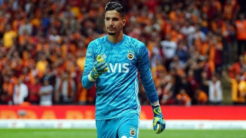 <p>Öte yandan Fenerbahçe'nin 19 yaşındaki kalecisi Altay Bayındır'ı hakkında da açıklama yapan Gürcan Bilgiç, 'Altay Bayındır baskıdan kırılmadan çıkarsa, Uğurcan Çakır gibi büyük kaleci olur. Altay, bize bunu gösterecek, kaderini kendi belirleyecek.' dedi.</p>