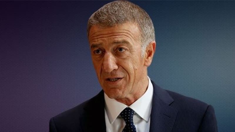 <p>Oyuncu sağlığına dikkat çeken Ağaoğlu, 'Neredeyse 3. periyot oynanıyor. Futbolcularda birtakım sıkıntılar yaşanması olası. Anthony Nwakaeme'nin sakatlığını Cüneyt Çakır'a fatura ediyorum. İlk faulde düdüğü çalacaktı. Muslera'nın ayağının kırılmasında ofsayt olduğunu söylüyorlar. Sonuna kadar bekliyorsunuz.' dedi.</p>