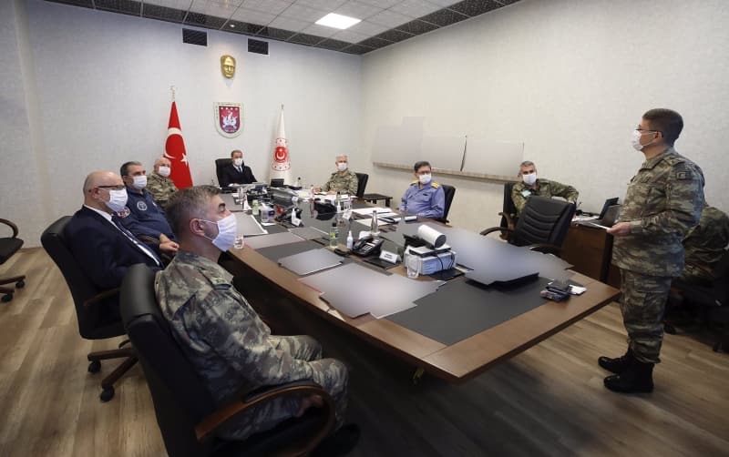 <b>BAKAN AKAR VE VE TSK KOMUTA KADEMES HAREKAT MERKEZ'NDE</b><p>Milli Savunma Bakan Hulusi Akar ve TSK Komuta Kademesi, 'Pene-Kaplan Operasyonu'nu Kara Kuvvetleri Komutanl Harekat Merkezi'nden sevk ve idare ediyor.<b><br></b></p>