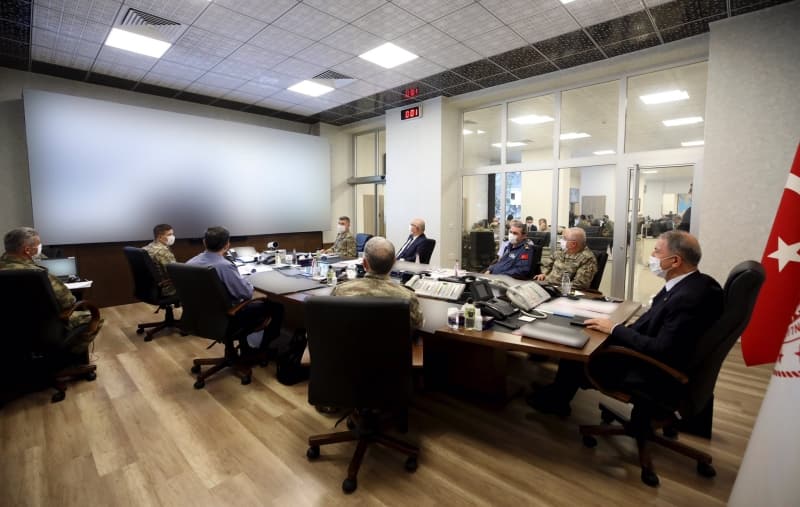 <p>Harekat ncesinde brifing ile sahadaki son hazrlklara ilikin bilgi alan Akar ile Genelkurmay Bakan Orgeneral Yaar Gler, Kara Kuvvetleri Komutan Orgeneral mit Dndar, Hava Kuvvetleri Komutan Orgeneral Hasan Kkakyz ve Deniz Kuvvetleri Komutan Oramiral Adnan zbal, harekat Kara Kuvvetleri Komutanl Harekat Merkezi'nden sevk ve idare ediyor. </p>