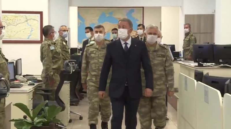 <p>Hava Kuvvetleri, ateş destek vasıtaları, ATAK helikopterleri İHA ve SİHA’larla desteklenen komandoların hava hücum harekatıyla bölgeye intikal ettiği Pençe-Kaplan Operasyonu'nu Milli Savunma Bakanı Hulusi Akar ile TSK Komuta Kademesi anlık takip ediyor.</p>