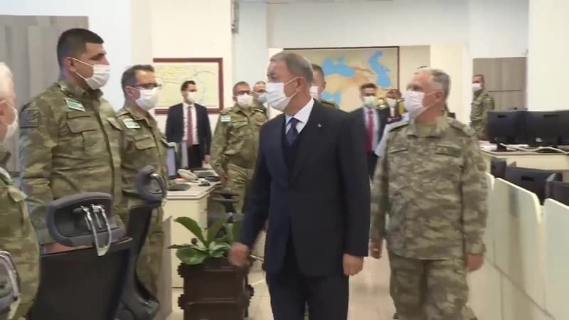 <p>Harekat öncesinde brifing ile sahadaki son hazırlıklara ilişkin bilgi alan Akar ile Genelkurmay Başkanı Orgeneral Yaşar Güler, Kara Kuvvetleri Komutanı Orgeneral Ümit Dündar, Hava Kuvvetleri Komutanı Orgeneral Hasan Küçükakyüz ve Deniz Kuvvetleri Komutanı Oramiral Adnan Özbal, harekatı Kara Kuvvetleri Komutanlığı Harekat Merkezi'nden sevk ve idare ediyor.</p>