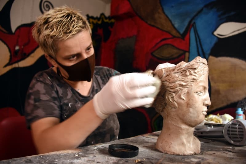 <p>Halk eğitim merkezinin girişimcilik kursunda tanışan ve hayallerini gerçekleştirmek için harekete geçen iki kadın, merkeze bağlı Gülümbe köyünde harabe bir binayı kiraladı.</p>