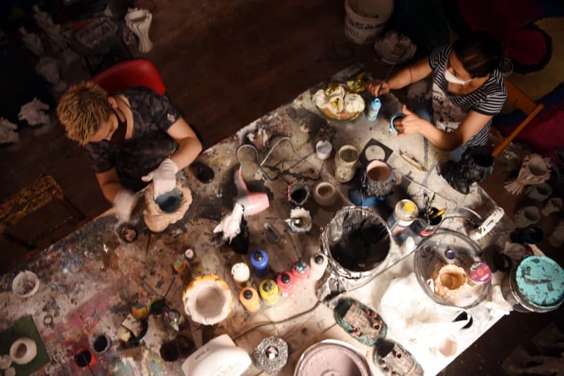 <p>Eşlerinin de desteğiyle binayı figürler ve birbirinden farklı boyama stilleriyle otantik bir ortama dönüştüren Vural ile Altınuzun, 3D yazıcıda tasarlayıp üreterek boyadıkları biblo, saat, saksı gibi dekoratif eşyaları İstanbul, Bursa, Eskişehir, Ankara ve Bodrum'a göndermeye başladı.</p>