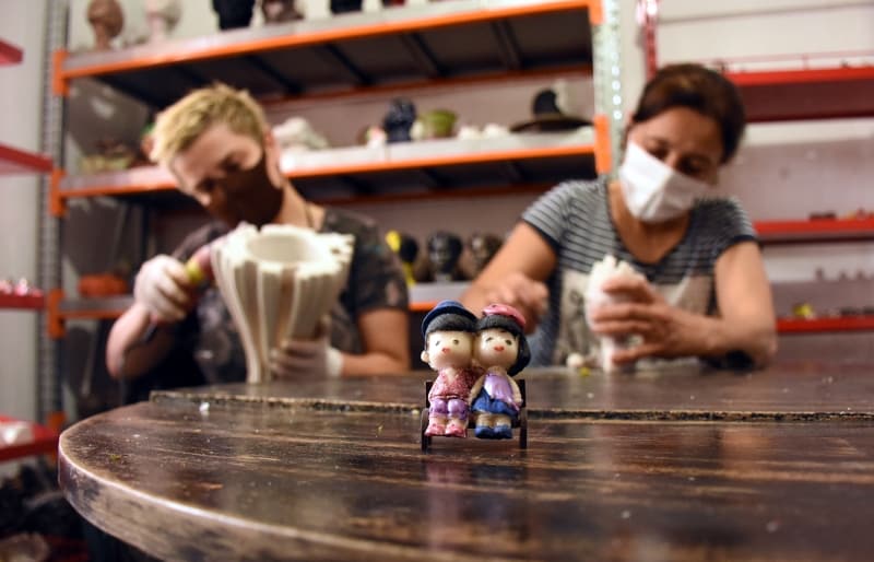 <p>'Burada Reyhan hanımla tanıştık. O bana hayallerinden bahsetti, ben de ona hayallerimi anlattım. İlk geldiğimizde atölyemiz harabeydi. 'El atmamız gerekecek, var mısın?' dedi. Ben de 'varım' dedim. Atölyemizde zemin ve duvar kabartma çalışmaları yaptık. Buzdolabı çok kötü durumdaydı, onu onardık, boyadık. Biz burada çok eğleniyoruz. Bizim burada ördeklerimiz, tavuklarımız da var. Bazen ürünleri dışarıda boyuyoruz, köydeki çocuklar yanımıza geliyor. Hatta onların da ellerine fırçaları veriyoruz, 'siz de boyayın' diyoruz.'</p>