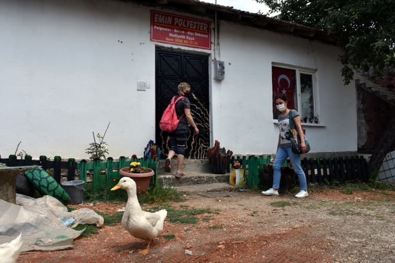<p>Altınuzun, saksı grupları, Kızılderili atı, Arap kızı, gülen çocuk, kaplumbağa, kurt, şahlanmış at gibi objeler tasarlayıp, ürettiklerini aktardı.</p>