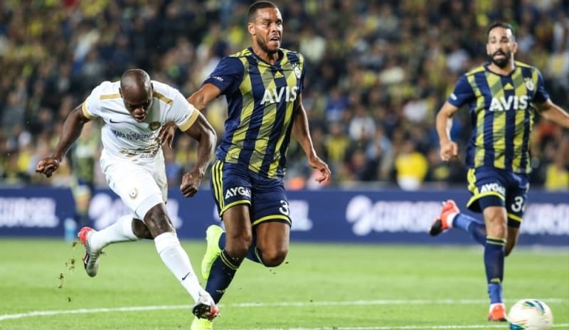 <p>Üstelik bu bölgeye <b>Diego Reyes, Serdar Aziz, Sadık Çiftpınar, Zanka, Adil Rami </b>ve son olarak da<b> Simon Falette </b>transferleri yapılmasına rağmen... </p>