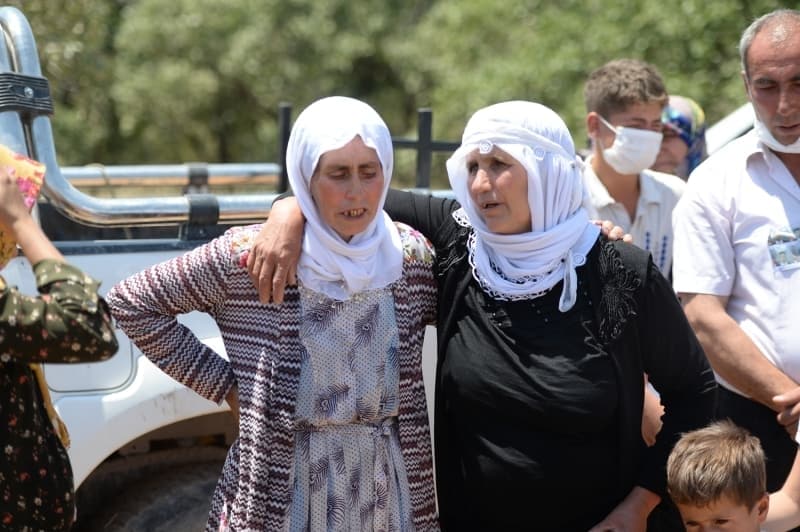 <p>Aynı zamanda kuzen olan Hacı Atilla ve Emin Eroğlu, Akçakoca köyünde yan yana defnedildi. Şehit anneleri Sadiye Atilla ile Şirin Eroğlu birbirlerine sarılıp gözyaşı döktü.</p>