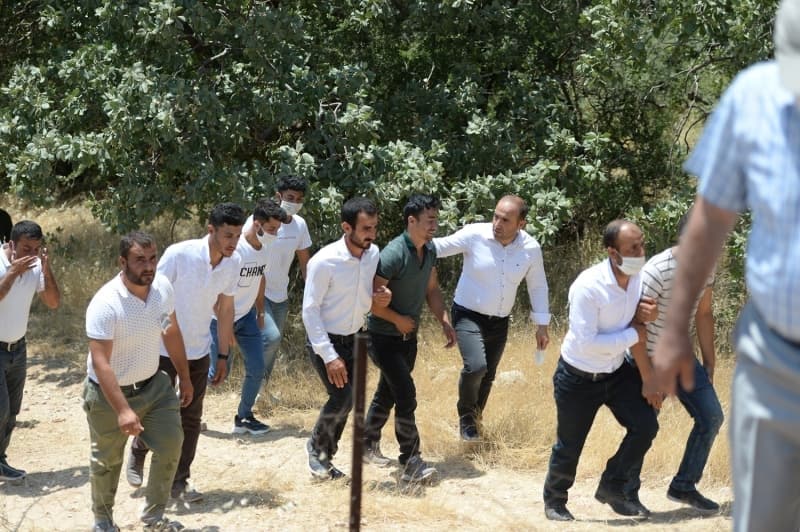 <p>Şehit Eroğlu'nun sınıf arkadaşı Abdusselam Oral da Emin'in çok iyi birisi olduğunu dile getirerek 'Bugüne kadar hiçbir kötü yanını görmedim. Çok sempatik ve güler yüzlü biriydi. Ekmeğini kazanmak için gitmişti. Allah ailesine sabır versin.' ifadesini kullandı.</p>