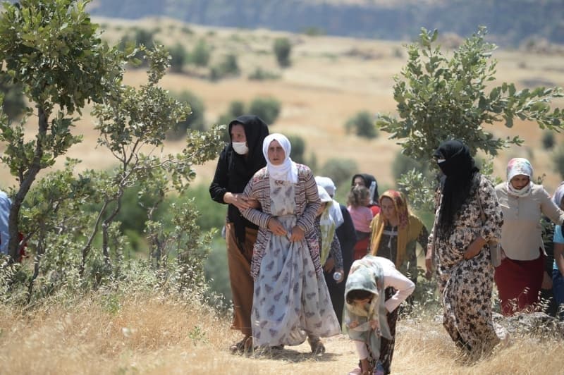<p>Şehitlerin kuzeni İbrahim Özkan, kuzenlerinin Silopi’ye çalışmak için gittiğini belirterek 'Yolda patlama olmuş. İki kuzen yan yana defnedildi. Allah'tan rahmet diliyorum.' dedi.</p>
