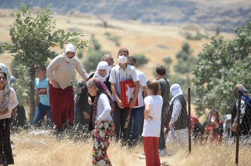 <p>'Babasını hiç görmedi, onu annesi büyüttü. Babasının ölümü kaderiydi. Bu başka bir iş. Biz bunu kabul etmiyoruz. Normal ölüm olsaydı biz bu kadar üzülmezdik. Aileleri için çalışmaya gitmişlerdi. Kimseye zarar vermeyen 4 fidan gitti. Çok üzülüyoruz, içimiz parçalanıyor. Saldırıyı kınıyoruz.'</p>