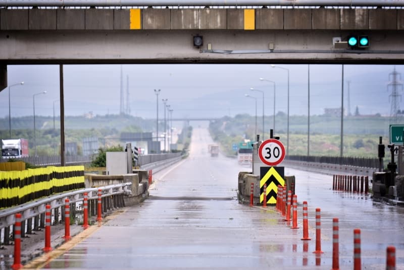 <p><b>27 Haziran Cumartesi ve 28 Haziran 2020 Pazar günü </b>yapılacak olan Yükseköğretim Kurumları Sınavı (YKS) öncesi ve sonrasında oluşabilecek yoğunluğu ve bulaşma riskini azaltmak, sınavın sorunsuz bir şekilde yapılmasını temin etmek amacıyla; <b>cumartesi günü saat 09.30 ile 15.00 arasında </b>ve <b>Pazar günü 09.30 ile 18.30 saatleri arasında</b> istisnalar hariç olmak üzere 81 ilde sokağa çıkma kısıtlaması uygulanacak.</p>