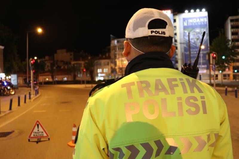 <p><b>LGS SINAVI KAÇTA BAŞLIYOR?</b></p><p><b><br></b></p><p>Merkezi Sınav, 20 Haziran 2020 Cumartesi günü yurt içi ve yurt dışı tüm sınav merkezlerinde Türkiye saati ile birinci oturum 09.30’da, ikinci oturum 11.30’da başlayacaktır.</p><p><br></p><p><b>20 Haziran 2020 Cumartesi</b> günü yapılacak olan Liselere Geçiş Sınavı (LGS) günü,<b> saat 09.00 ile 15.00 saatleri arasında</b> istisnalar hariç olmak üzere 81 ilde vatandaşların sokağa çıkmaları kısıtlanacak.</p>