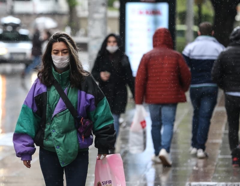 <p>Hafta sonu LGS ve YKS sınav günlerinde uygulanacak olan sokağa çıkma yasağına ilişkin son dakika açıklaması Sağlık Bakanı Fahrettin Koca tarafından yapıldı. 20 Haziran Cumartesi günü ve YKS sınav günleri olan 27-28 Haziran'da sınav saatleri süresince sokağa çıkmak yasaklandı. İşte, Başkan Erdoğan'ın talimatı ile Sağlık Bakanı Fahrettin Koca tarafından açıklanan hafta sonu LGS ve YKS'de uygulanacak sokağa çıkma yasağına ilişkin detaylar.</p>