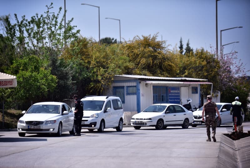 <p><b>SOKAĞA ÇIKMA YASAĞI SAATLERİ BELLİ OLDU!</b></p><p><b><br></b></p><p>İçişleri Bakanlığı, 81 il valiliğine 'LGS ve YKS Tedbirleri' konulu genelge gönderdi. 20 Haziran 2020 Cumartesi günü yapılacak olan Liselere Geçiş Sınavı (LGS) günü saat 09.00 ile 15.00 saatleri arasında istisnalar hariç olmak üzere 81 ilde vatandaşların sokağa çıkmaları kısıtlanacak.</p>