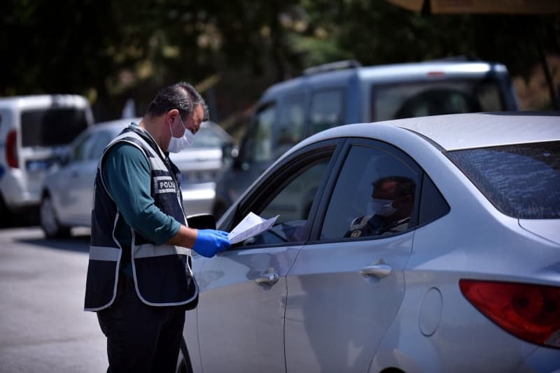 <p>Sokağa çıkma kısıtlaması uygulanacak gün ve saatlerde; ekmek üretiminin yapıldığı fırın ve/veya unlu mamul ruhsatlı iş yerleri ile bu iş yerlerinin sadece ekmek satan bayileri, market, bakkal, manav, kasap, kuruyemişçi ile tatlı üretiminin yapıldığı/satıldığı iş yerleri (vatandaşlarımız zorunlu ihtiyaçlarının karşılanması ile sınırlı olmak ve araç kullanmamak şartıyla açık bulanacak.</p>