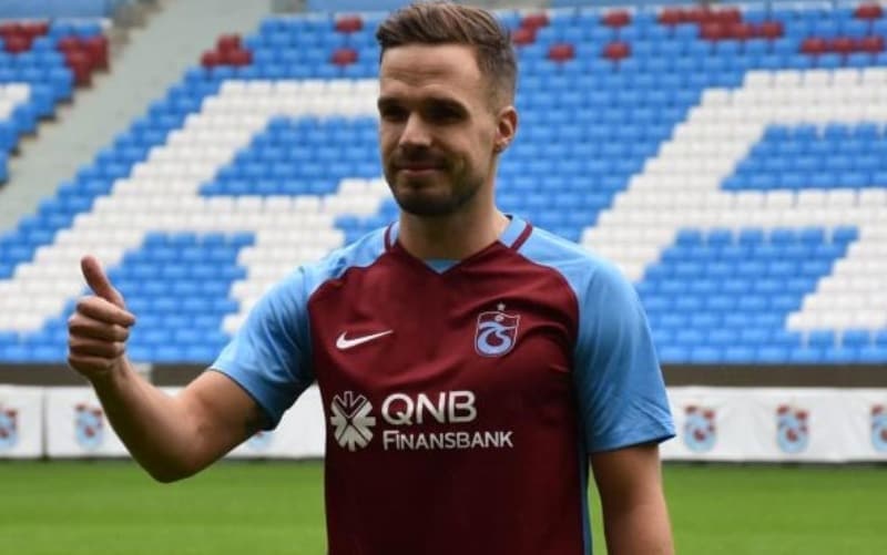 <p><b>'UMARIZ ZAMANLA SEYİRCİLİ OYNANIR'</b></p><p>Fenerbahçe deplasmanında seyircisiz oynamak garipti. Buna alışmalıyız. Evimizde boş tribünlere oynamak daha da rahatsız edici olacaktır. Herkes için aynı. Umarız zamanla bu durum düzelir ve tekrar dolu tribünler önünde oynayabiliriz.</p>