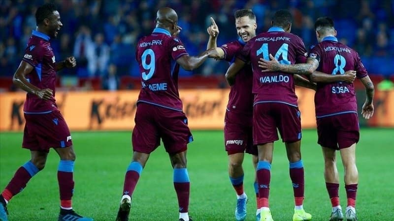 <p><b>'TRAFİĞİ KESTİLER, MEŞALE YAKTILAR'</b></p><p>İstanbul'dan ayrılırken, taraftarlar havaalanına kadar yanımızdaydı. Trafiği kestiler, meşaleler yaktılar. İstanbul'da da bizi karşılayanlar oldu. Trabzonspor, Türkiye'nin dört bir köşesinde taraftarı olan kulüplerden biri. Onlara el salladık ancak onlarla buluşmamız yasak. Sıkı önlemlere uymak zorundayız. Taraftarlar da maçları evde televizyondan izlemek zorunda.</p>