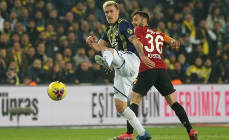 <p><b>EMRE </b><b>BELÖZOĞLU'YLA</b><b> TARTIŞMA YAŞADI</b></p>