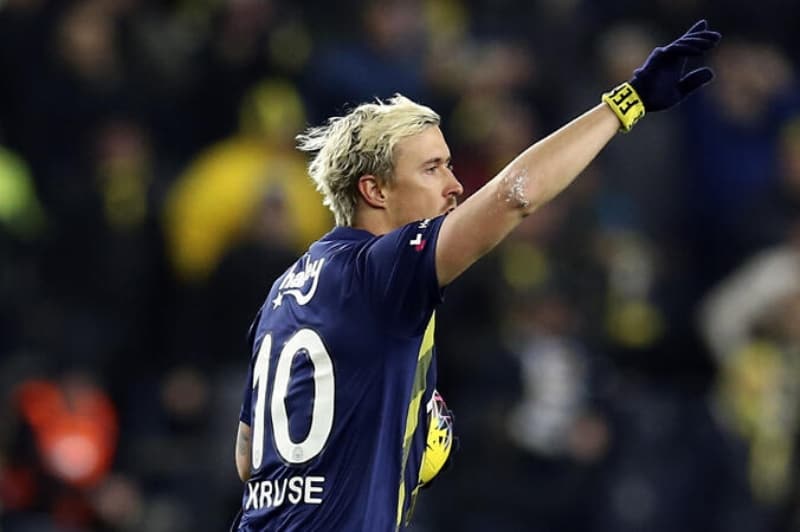 <p>Özetle; alacakları nedeniyle kontratını fesheden Alman futbolcu konusunda Fenerbahçe, dava açacak. Oyuncu ise mevcut alacaklarına ek olarak kalan iki sezonluk kontratının karşılığı olan 5 milyon Euro'yu da almaya çalışacak. Kararı FIFA verecek.</p>