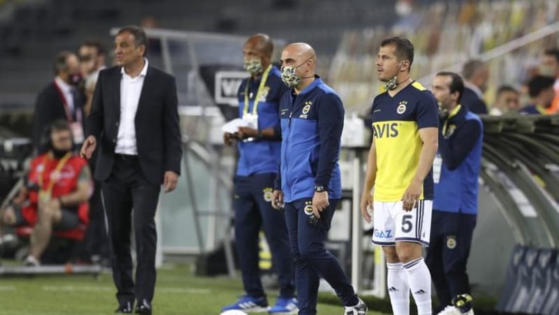 <p>Alman orta saha oyuncusunun, kendisini ikaz eden Emre'ye, 'Sen futbolcu musun, yönetici misin' karşılığını verdiği öne sürüldü.</p>