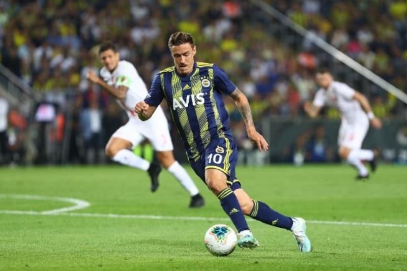 <p>Disiplinsiz tavırları takım içinde sıkıntı yaratan Max Kruse, son olarak kaptan Emre Belözoğlu ile tartıştı. </p>