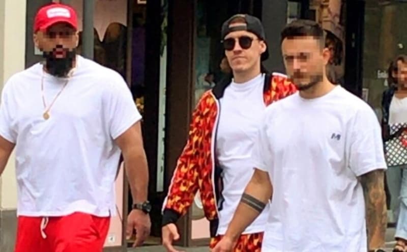 <p><b>KRUSE </b><b>KÖLN'DE </b><b>ORTAYA ÇIKTI</b></p><p>Fenerbahçe ile olan sözleşmesini, corona virüsü sürecinde alacakları ödenmediği için tek taraflı olarak fesheden Max Kruse ortaya çıktı.</p>