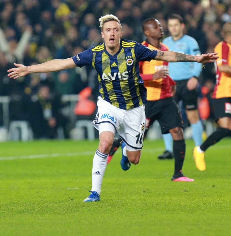 <p>Arkadaşlarıyla birlikte Köln sokaklarında olması şaşırtan Alman oyuncunun Köln ile ilgili transfer görüşmesi yapıp yapmadığı da merak edilirken, Köln Sportif Direktörü Horst Heldt, 'Kruse ile herhangi bir görüşmemiz olmadı' açıklamasını yaptı.</p>