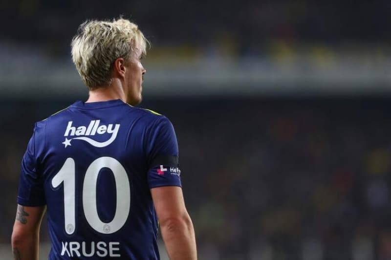 <p><b>MAX KRUSE SESSİZLİĞİNİ BOZDU!</b><br></p><p>'Türkiye'de Fenerbahçe'ye transferimden beri ülkenin ve insanlarının son derece misafirperver olduğunu gördüm. Taraftarlara tüm kalbimle teşekkür ettiğim gibi, bu tecrübeleri asla unutmayacağım.'<b><br></b></p>