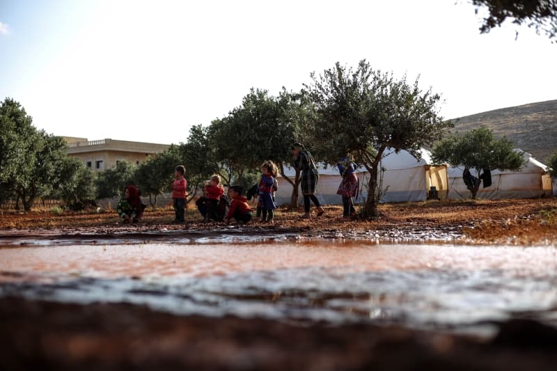 <p>iddetli yan ardndan yaanan sel nedeniyle Esed rejimi ve destekilerinin yerinden ettii sivillerin snd baz kamplar olumsuz etkilendi.</p>