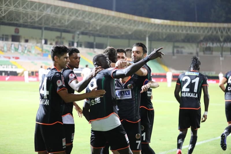 <p>Instagram hesabndan <b>“Tebrikler takm”</b> yazan Bulut’un odasnn duvarndaki bir fotoraf ise dikkatlerden kamad. </p>