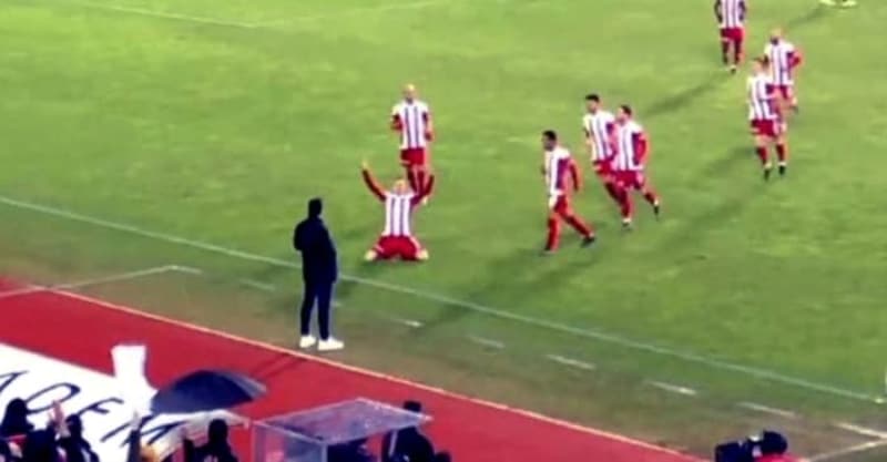 <p><b>MERT'TEN MSLLEME GELMT</b></p><p><br></p><p>DG Sivasspor'un yldz futbolcusu Mert Hakan Yanda’n Alanyaspor’a att gol sonras yapt sevin Erol Bulut’un, Fatih Terim’e kar yapt gol sevincini akllara getirmiti. </p>