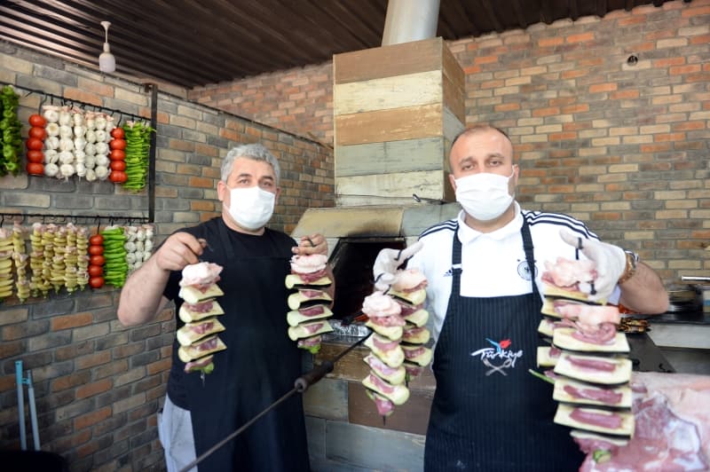 <p>Tokat kebabnn kentin yresel rnlerinden ortaya kan bir yemek olduuna iaret eden Ylmaz, 'Tokat kebabn yaz aylarnda yapyoruz. Maysta balayp ekim banda sezonu bitiriyoruz. Yaz aylarnda yapmamzn nedeni, Tokat'ta yetien rnlerden yapmamzdr. Bize atalarmzdan kalan bir lezzet. Biz de devam ettirmeye alyoruz.' dedi.</p>