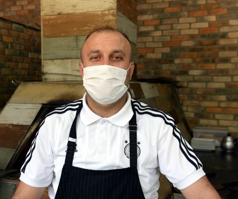 <p>Paralar halinde kesilen taze kuzu etlerinin terbiye edildikten sonra kuyruk ya, domates, biber, patlcan, patates ve sarmsakla bir ite bulumasyla yaplan Tokat kebab, ocann ortasndaki yatay demire ile aslarak frnn iki tarafndaki odun ateinde piiriliyor.</p>