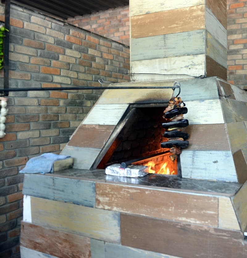 <p>Yaklak yarm saat sren pime srecinin sonunda tepsinin ortasna domates ve dier sebzeler dizilerek etlerin sebzeyle sunulduu Tokat kebab, frnn altndan toplanan yan zerine gezdirilmesinin ardndan servis ediliyor.</p>