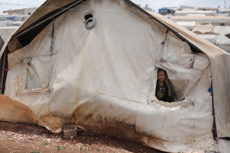 <p>Yerinden edilen Ebu Nur da '9 yıldır kendi vatanımda oradan oraya göç ediyorum. 9 yıldır çocuklarımla beraber yaşamımı kamplarda sürdürüyorum. Bir gün bu savaşın bitmesini ve yeniden doğduğum topraklara dönmek istiyorum.' ifadelerini kullandı.</p>
