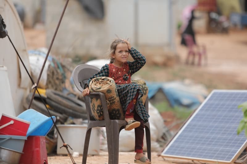 <p>Karton ve plastikler toplayarak ocaklarını yakmaya çalıştıklarını belirten Kanse, '9 kişilik bir aileyiz. Evimizi ve topraklarımızı bırakıp kaçtık. Günlük 1000 Suriye lirasına (5 TL) iş bulalım hayaliyle yatıyoruz.' diye konuştu.</p>