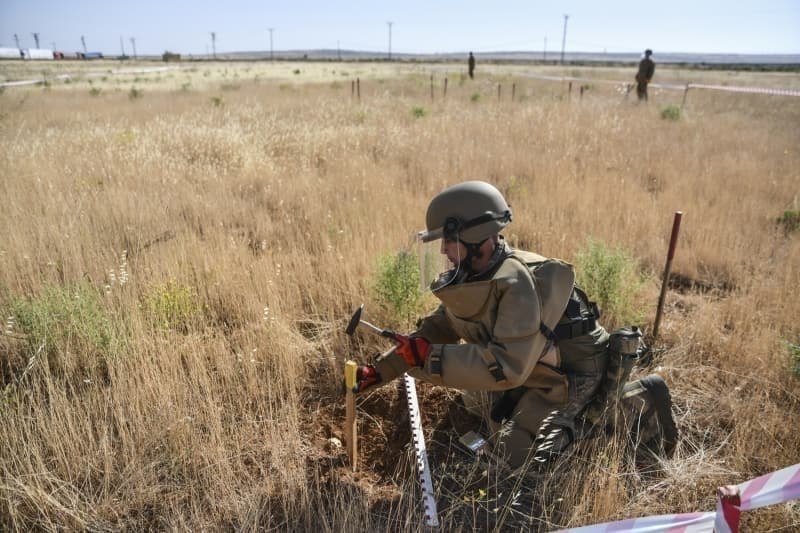 <p>Bu kapsamda Birleşmiş Milletler'in (BM) '2025 Yılı Mayınsız Dünya' hedefine paralel olarak toprağa gömülü mayınların tümünü temizleme, mayın ve patlamamış mühimmattan arındırma, insanların mayın riskine maruz kalmadan yaşayabileceği bir ülke hedefiyle çalışmalarına devam eden Türkiye, Suriye sınırında bu anlamda önemli aşamalar katetti.</p>