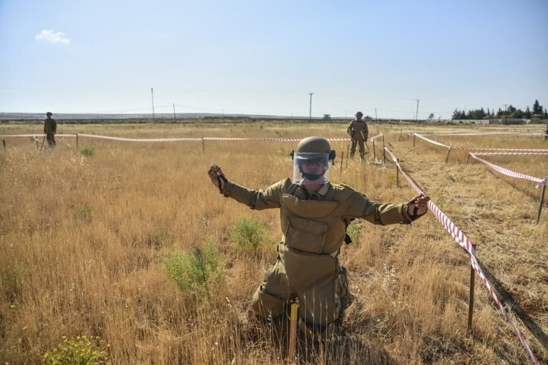 <p>Anadolu Ajansı ekibi, Kilis'teki Suriye sınırında çalışmalarına devam eden timlerin bir gününü görüntüledi. Ekipler, hava sıcaklığının 35 dereceyi aştığı bölgede, sabahın ilk ışıklarıyla beraber çalışmalara başlıyor.</p>