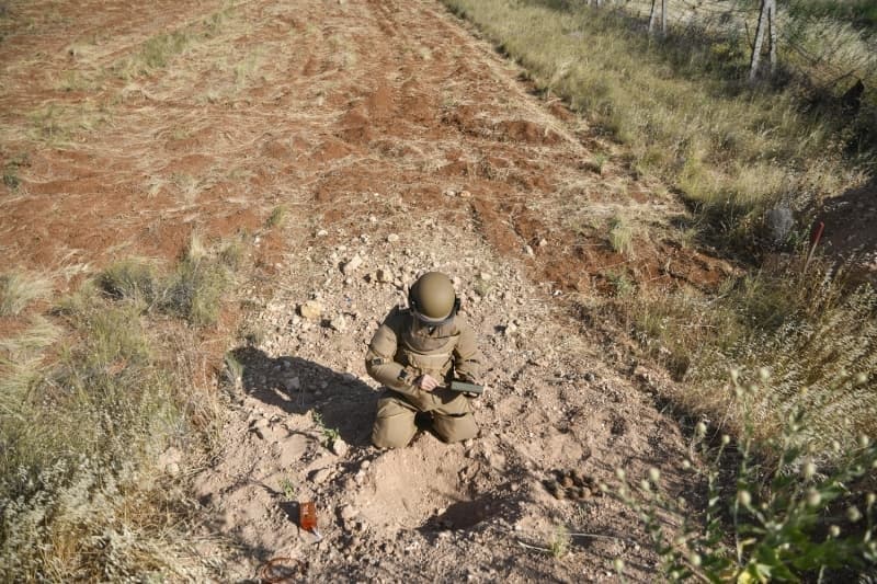 <p>Önündeki zincirler sayesinde adeta toprağın altını üstüne getirerek derinlerde olabilecek mayınları da gün yüzüne çıkaran veya bu sırada imhasını sağlayan ekipler, bu işlemden sonra bölgeye 'güvenli' yazısını asıyor.</p>