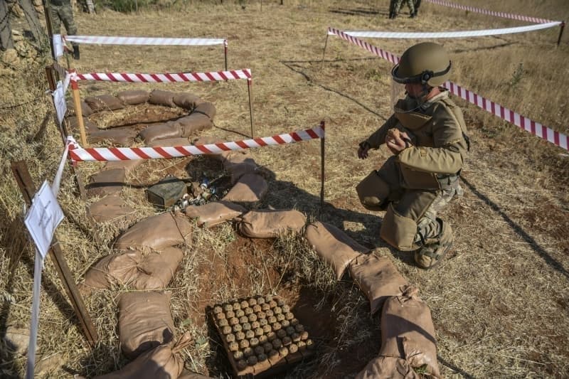 <p>Tedbiri elden bırakmayan TSK'nın göz bebeği konumundaki ÖMAT ekipleri, daha sonra uzaktan kumandayla yönlendirilen mayın tarama aracını temizlenen bölgeye sokuyor.</p>