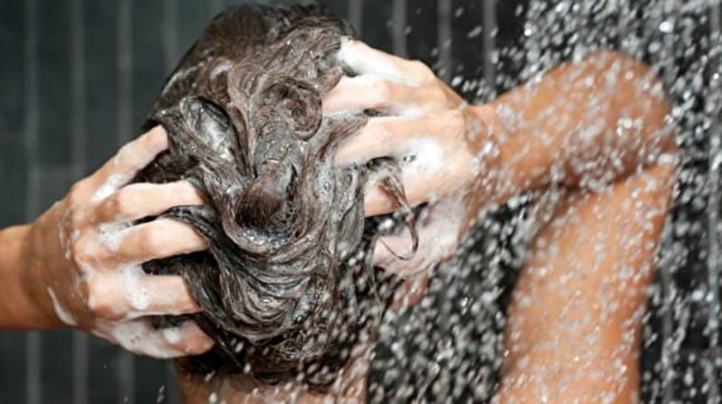 <p class='MsoNormal'>S�k s�k sa� y�kamak, sa� tellerinizin zay�flamas�na neden  olur. Tercihen sa�lar�n�z� haftada 3 g�n, �l�k su ile masaj yaparak  y�kamal�s�n�z.&nbsp;</p>