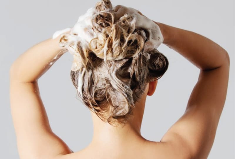 <p class='MsoNormal'><b>SA�LAR HAFTADA KA� KEZ YIKANMALI?</b></p>