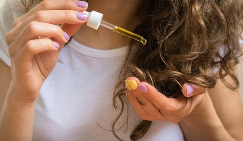 <p class='MsoNormal'>K�r�lgan ve kepekli sa�lara sahipseniz zeytinya�� maskesi  sizin i�in bi�ilmi� kaftan… Haftada 2 kez organik zeytinya��n� sa�lar�n�za  uygulay�n, masaj yaparak iyice kafa derinize i�lemesini sa�lay�n ve 30 ila 45  dakika aras�nda emilmesini bekleyin. Ard�ndan �l�k su ile y�kay�n.  Sorunlar�n�z�n h�zl�ca yok oldu�unu g�receksiniz.&nbsp;</p>