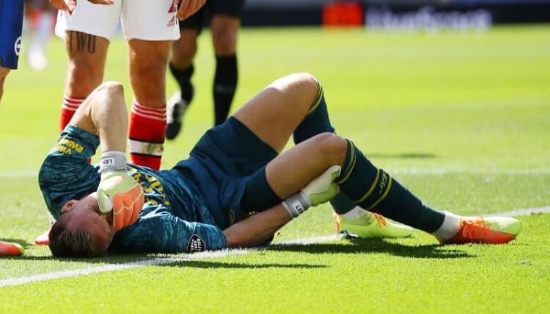 <p>Maçın 35. dakikasında Arsenal kalecisi Bernd Leno, Brighton forveti Neal Maupay'ın müdahalesi sonrası acı içinde yerde kaldı.</p>