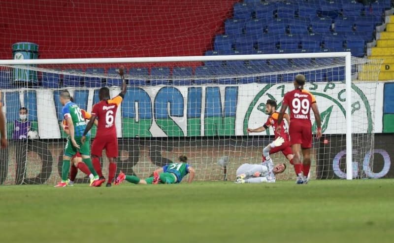 <p>Muslera da pozisyon sırasında Skoda ile çarpışmış ve kaval kemiğinde iki kırık meydana gelmişti.</p>