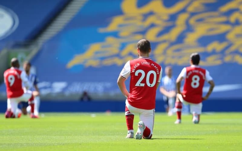 <p><b>IRKÇILIK KARŞITI DİZ ÇÖKTÜLER </b></p><p>Futbolcular, ırkçılık karşıtı hareketi desteklemek için diz çöküp 1 dakika saygı duruşunda bulundu.</p>