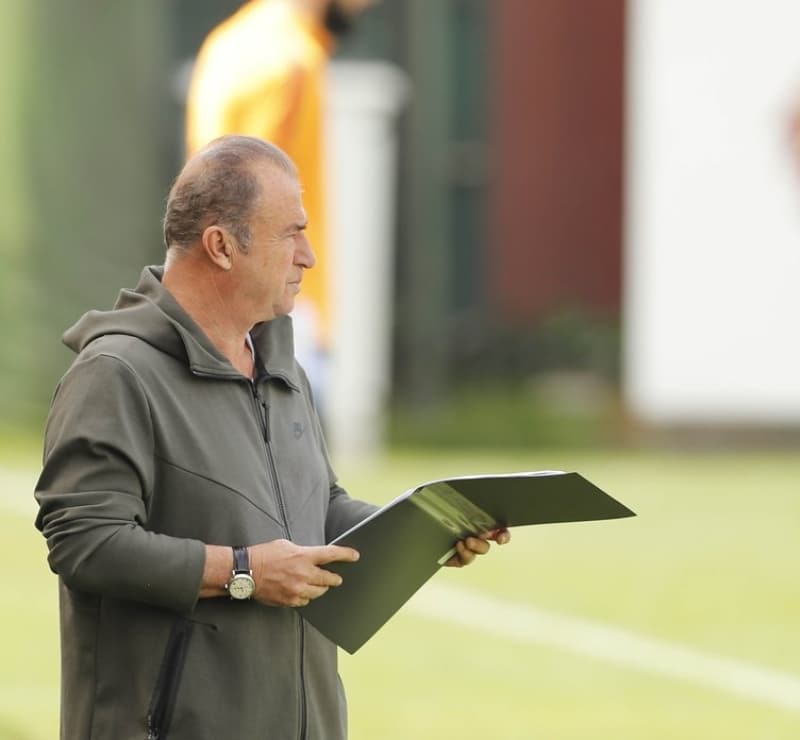 <p>Ayrıca seyircisiz oynanacak karşılaşmalar için bir gelir elde edemeyecek Cimbom, 'karton taraftar' uygulamasını başlatarak tribünleri doldurmayı hedeflemişti.</p>