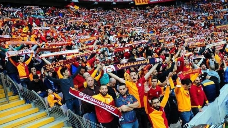 <p>Bu kapsamda sarı-kırmızılılar, kulüp logolu maske satışına başlamış ve hem corona virüsüne karşı Galatasaraylı taraftarların korunmasını sağlarken hem de kulübe ek gelir getirmeyi düşünmüştü.</p>